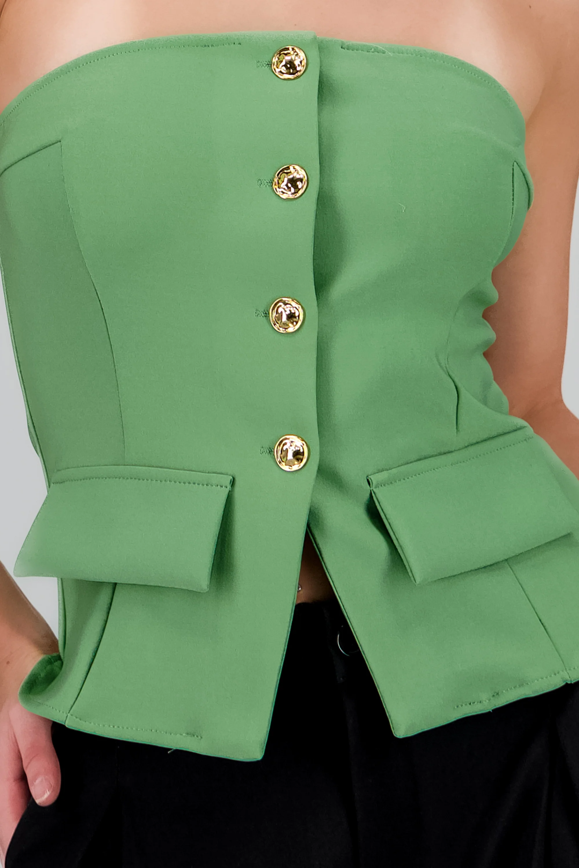Top formal con bolsas y accentos de botones - Image 5