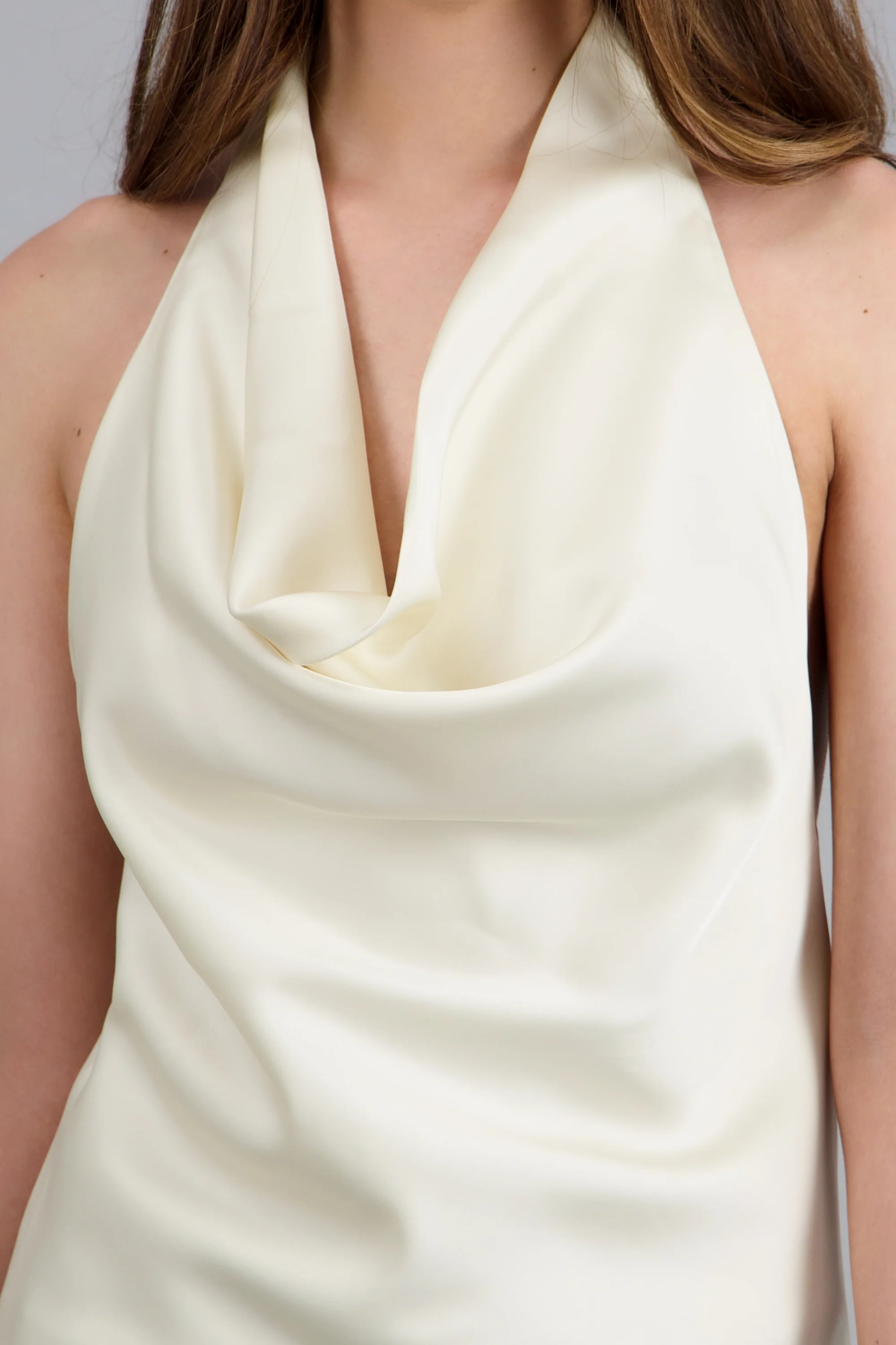 Top halter satinado con detalle de encaje - Image 5