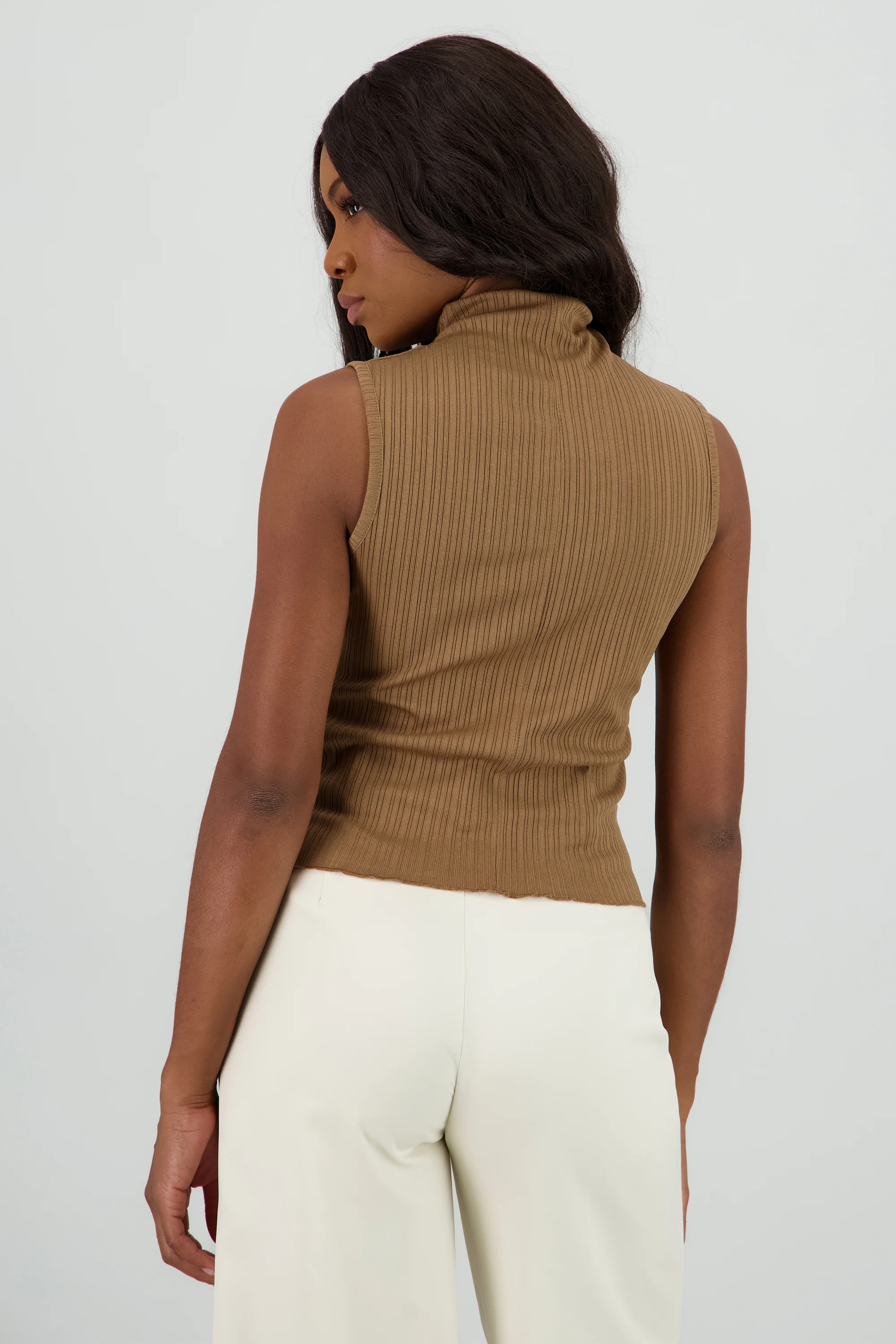 Top sin mangas cuello alto textura - Image 4