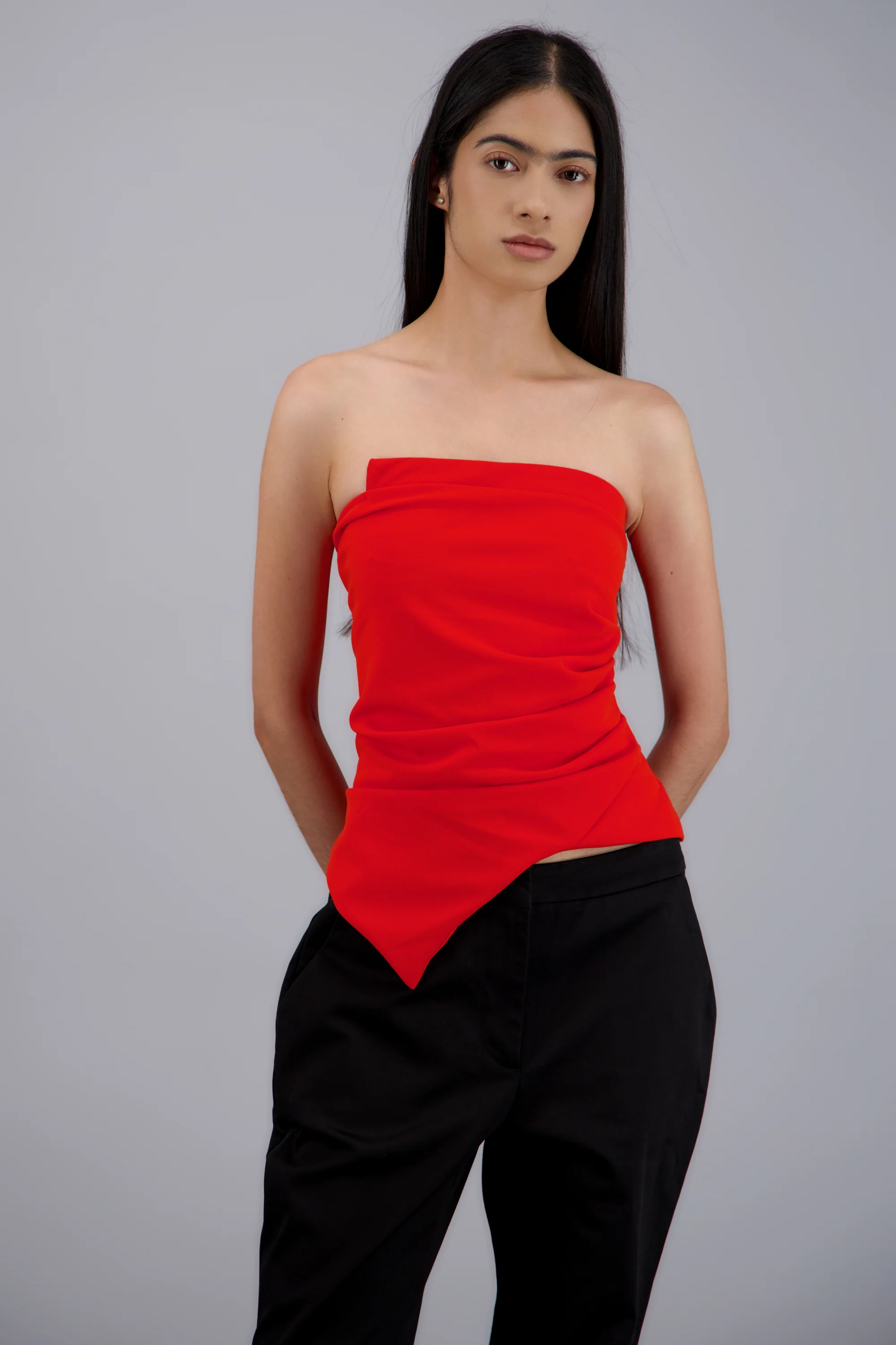 Top strapless asimetrico frunce - Image 3