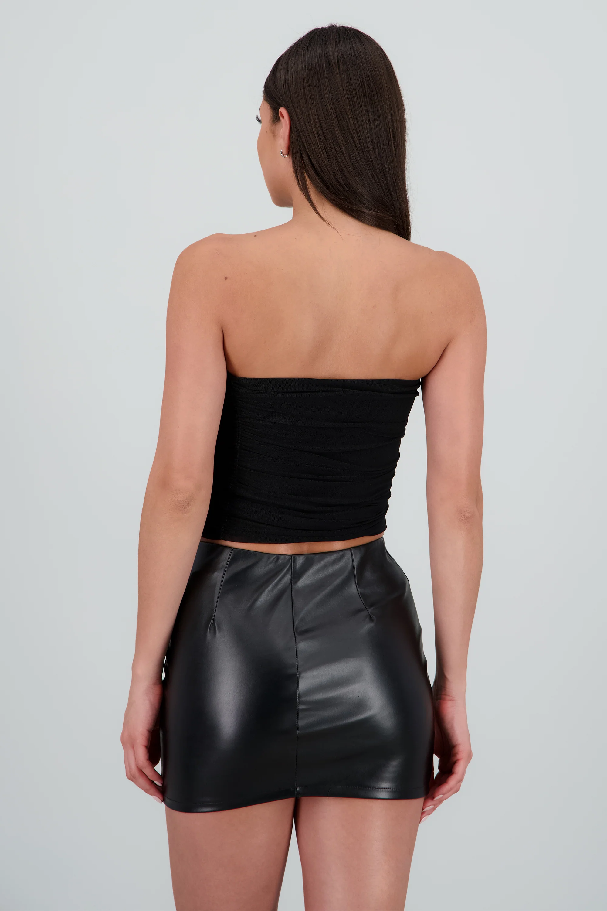 Top strapless con olanes liso - Image 4