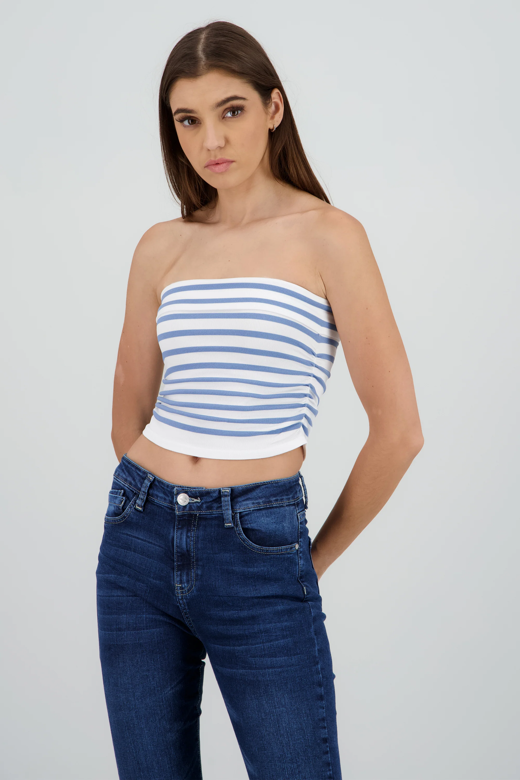 Top strapless de rayas con frunce de lado