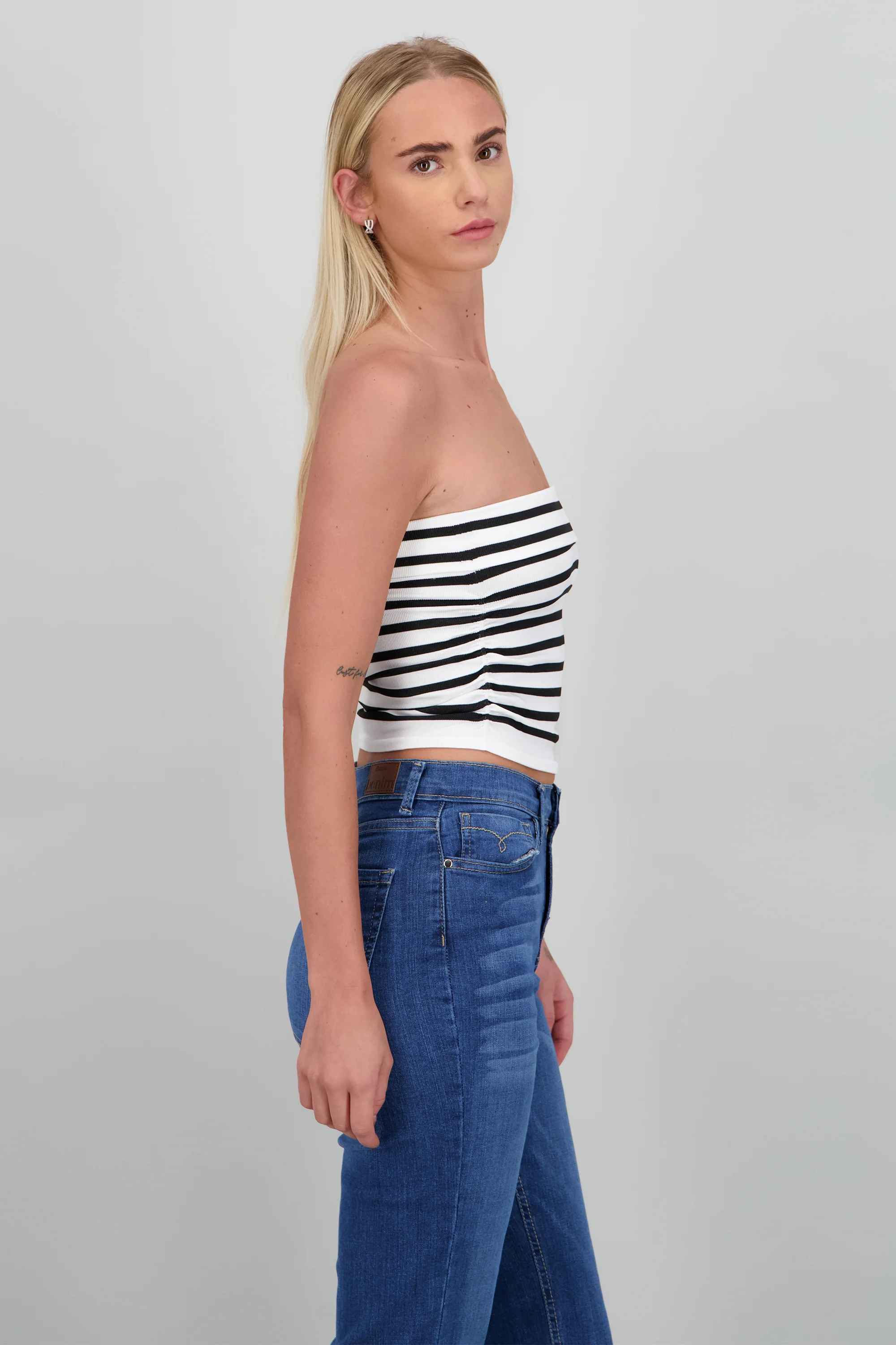 Top strapless de rayas con frunce de lado - Image 3