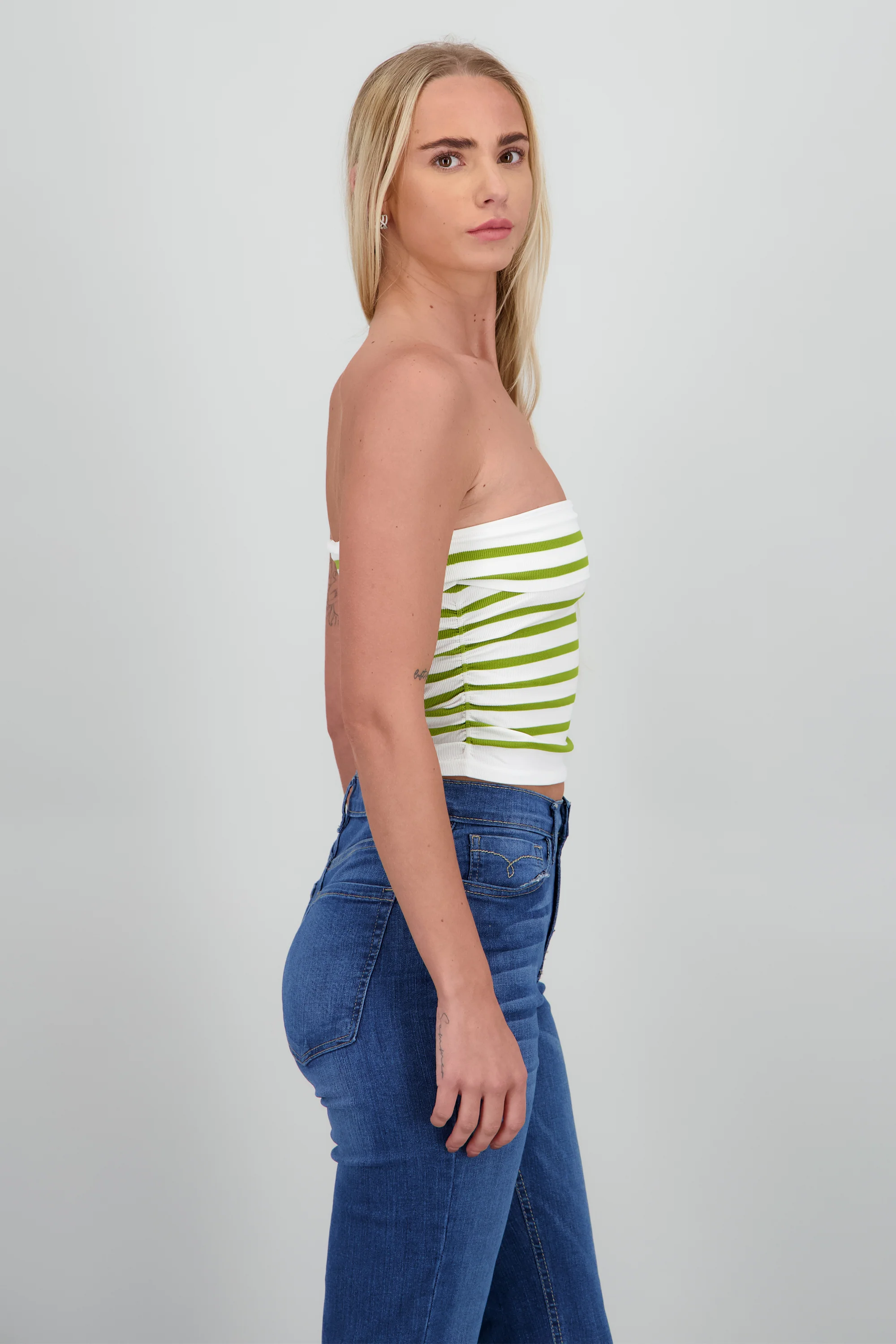Top strapless de rayas con frunce de lado - Image 3