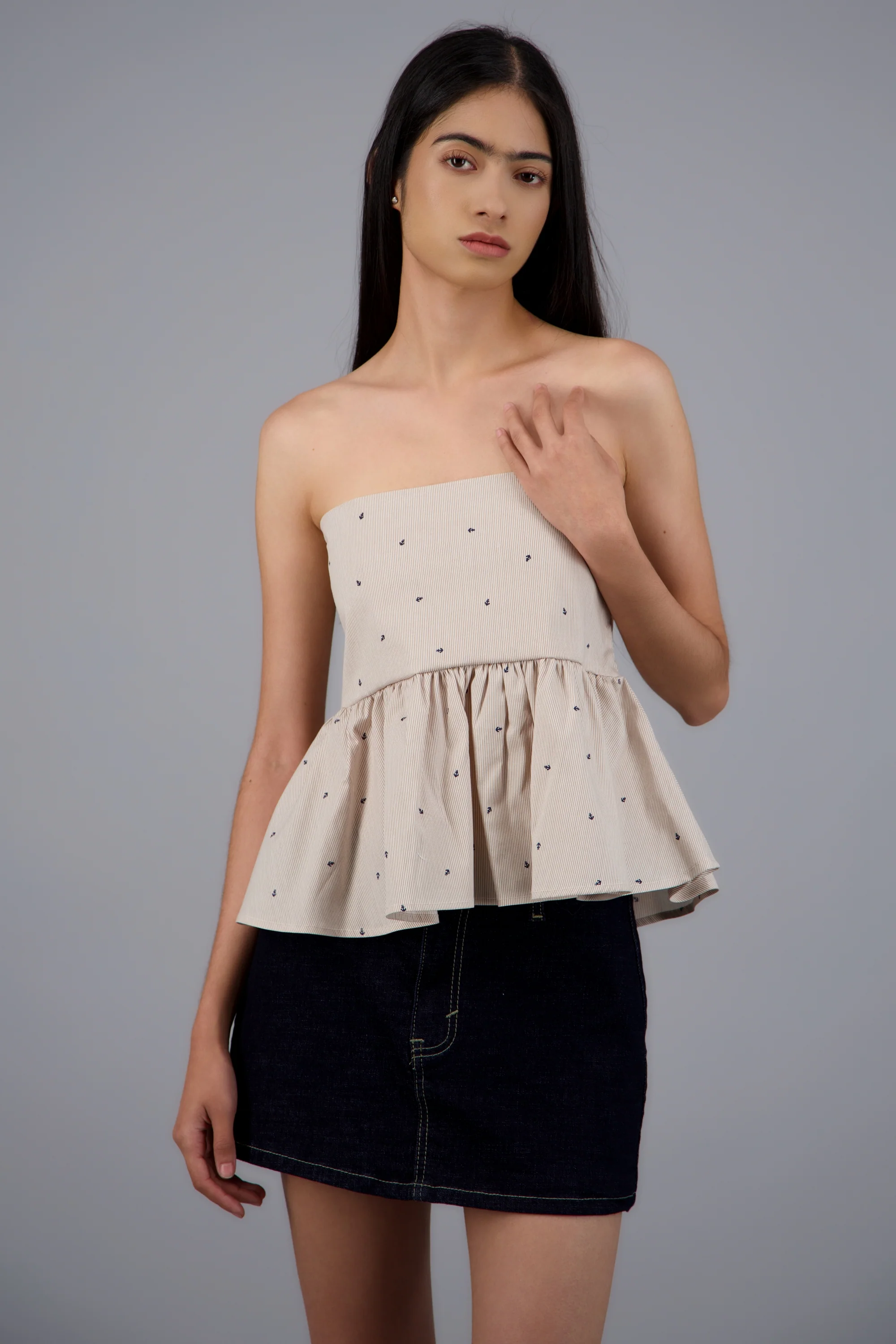Top strapless detalle olan
