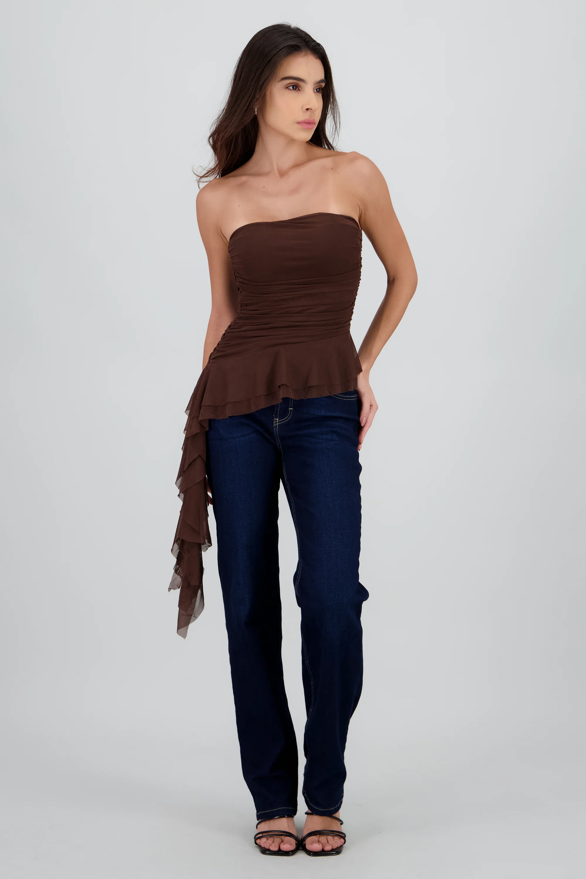 Top strapless olan en costado