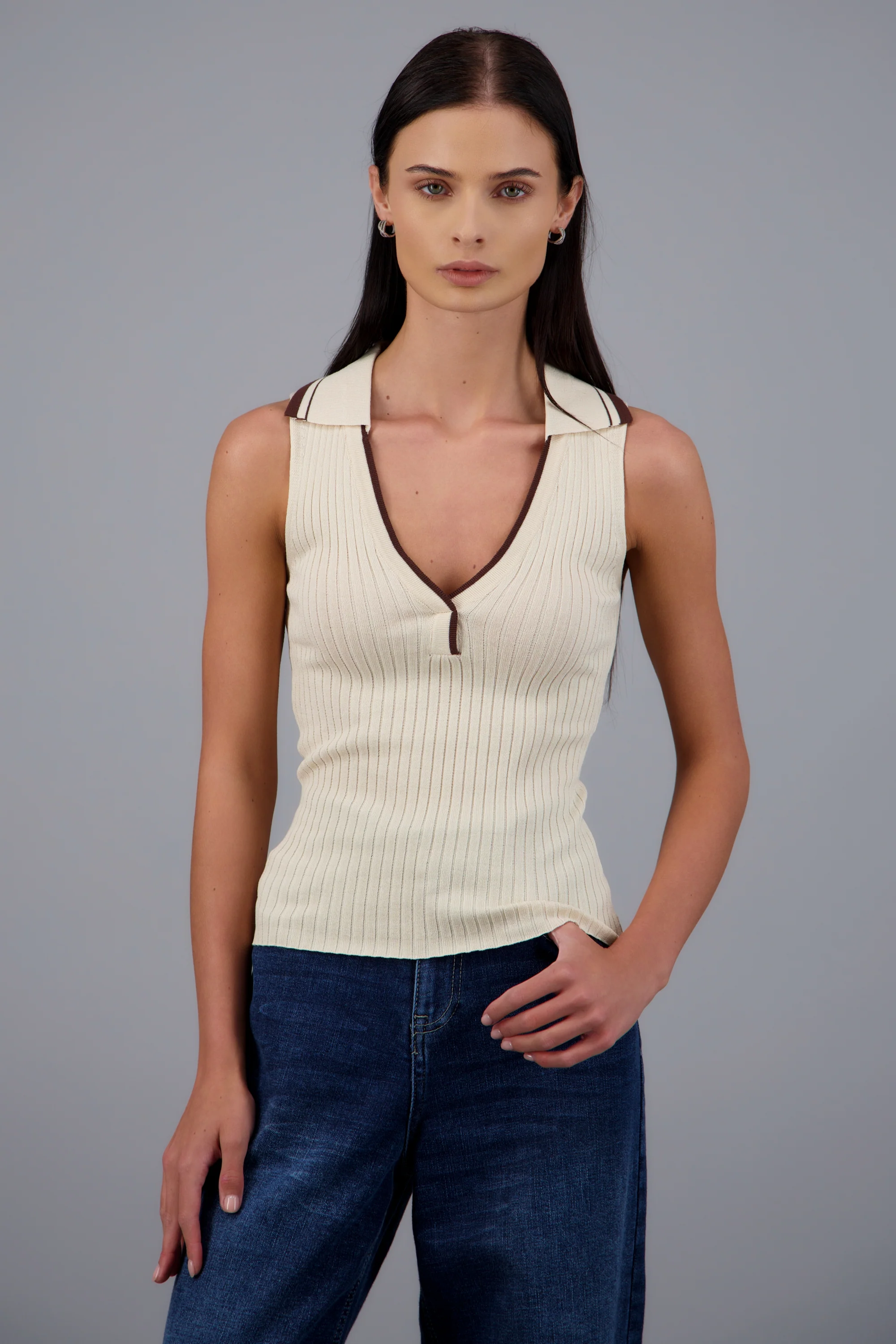 top tejido escote v cuello tipo polo