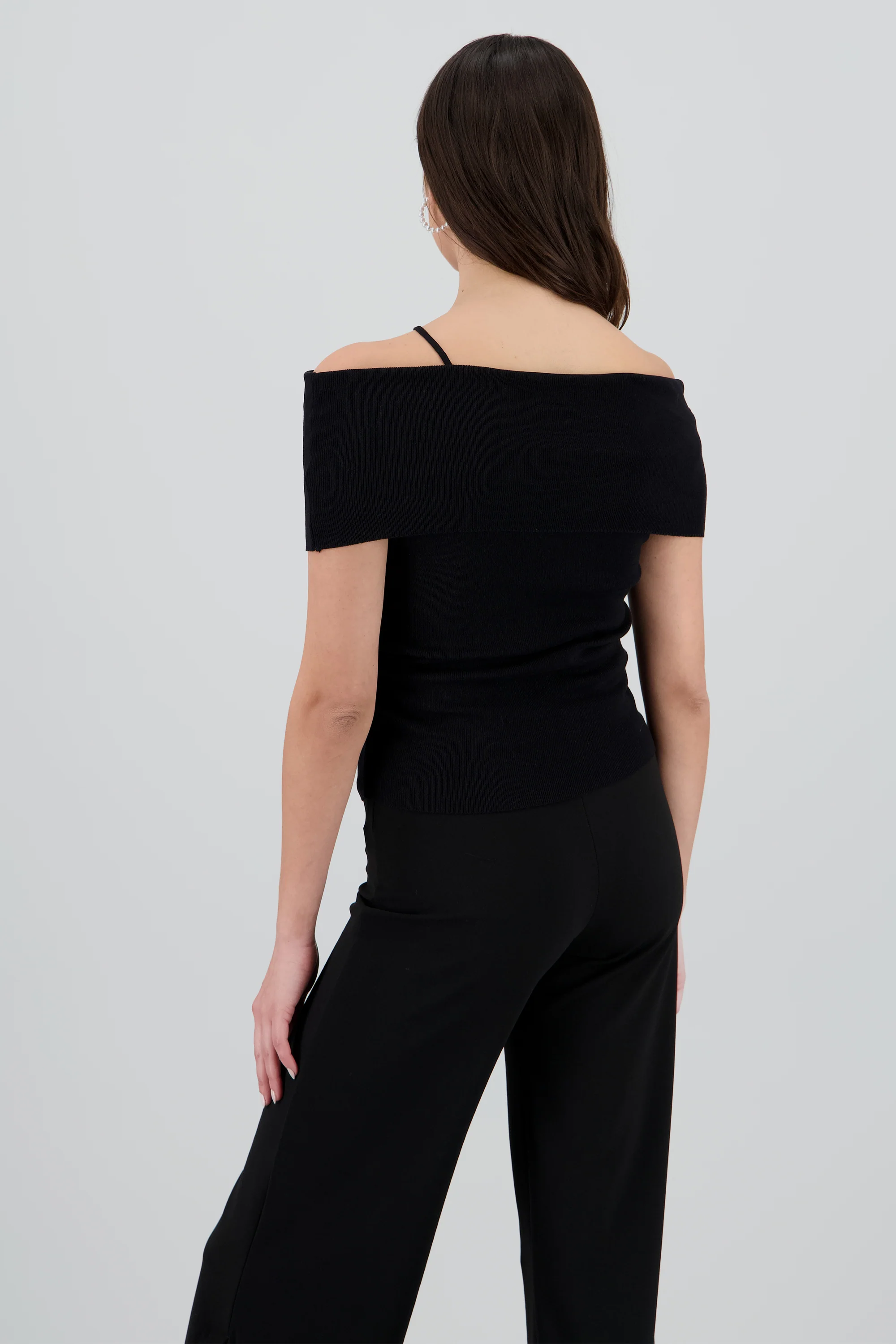 Top tejido off shoulder detalle flor - Image 4