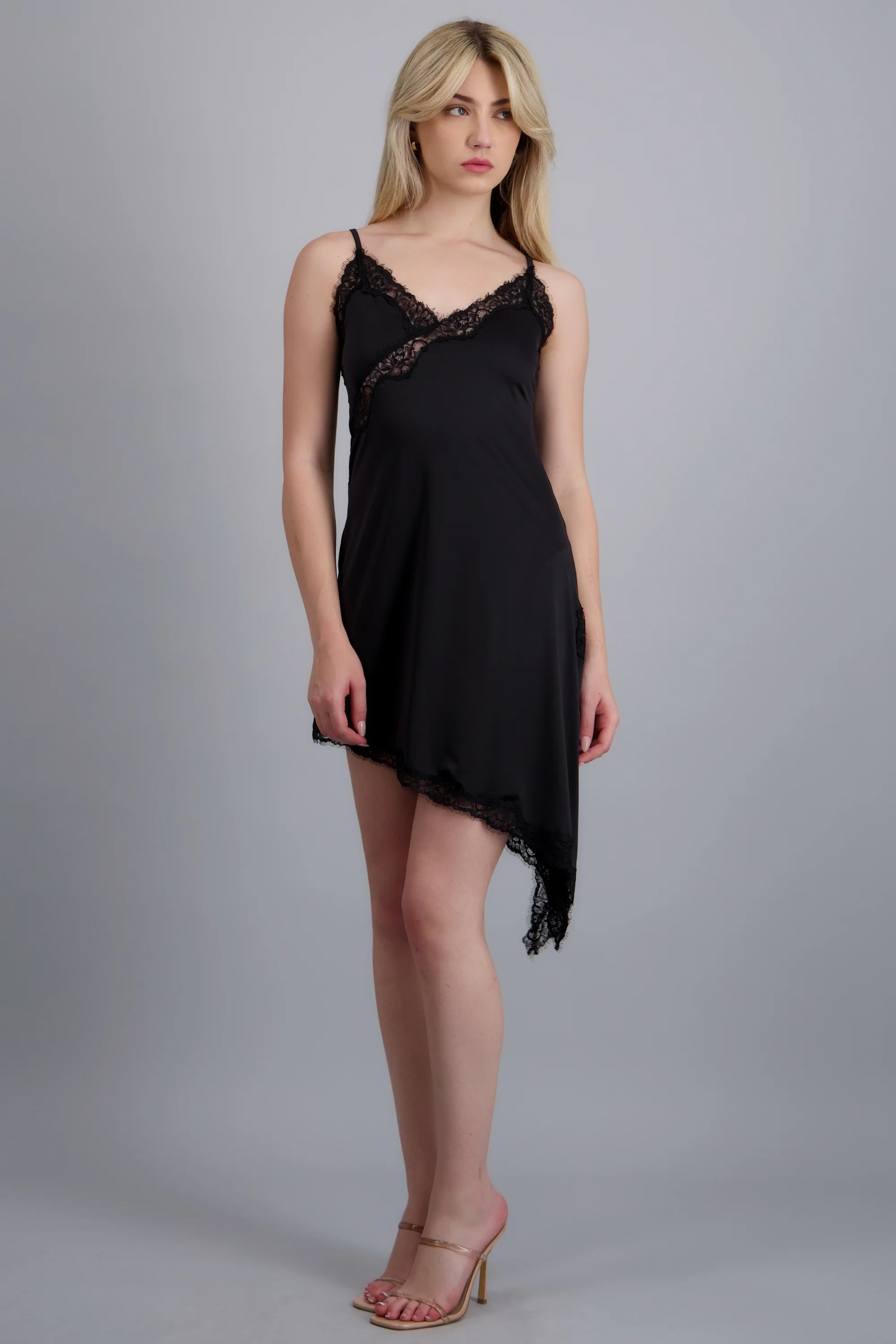 Vestido asimetrico con encaje