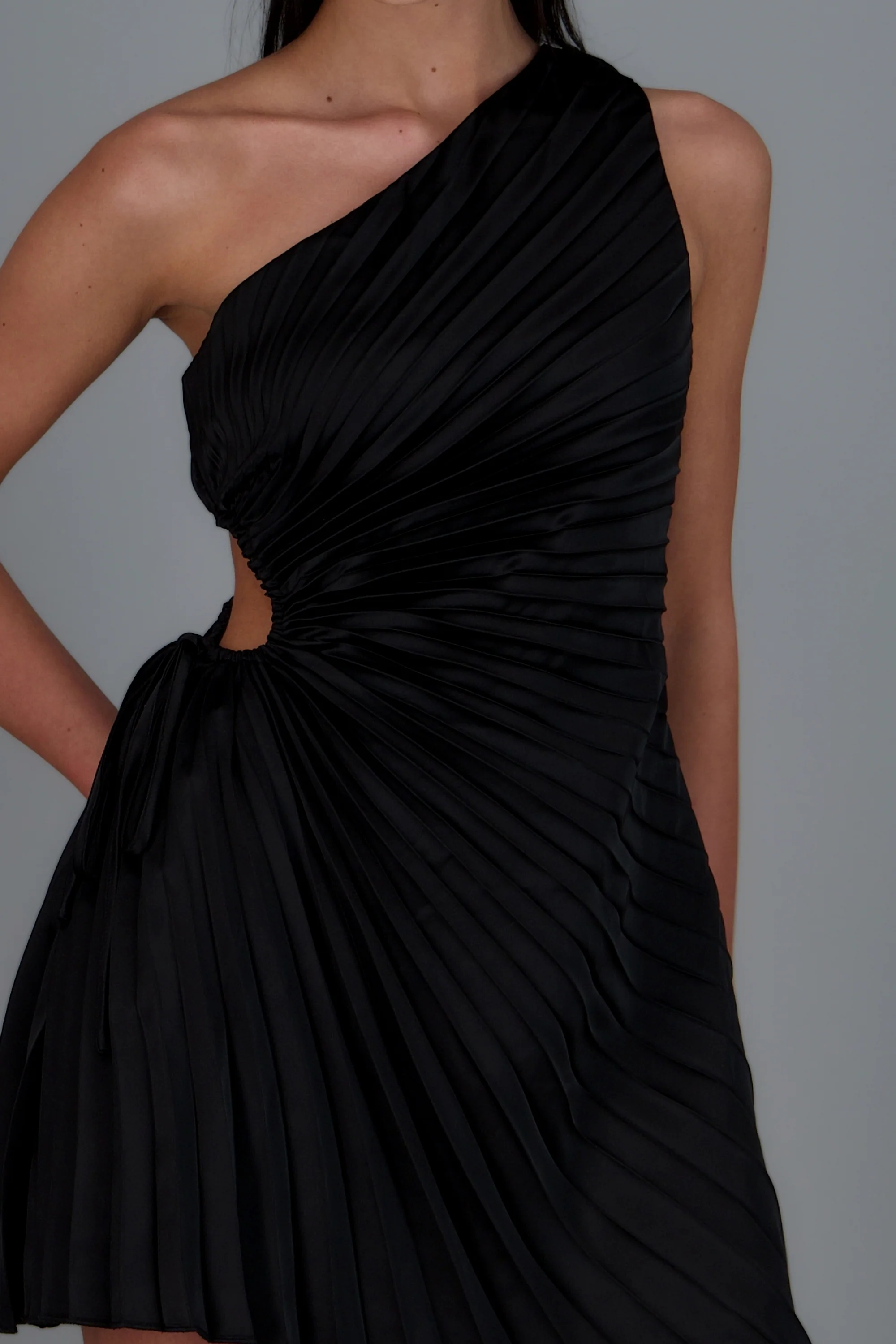 Vestido corte asimetrico plisado - Image 7