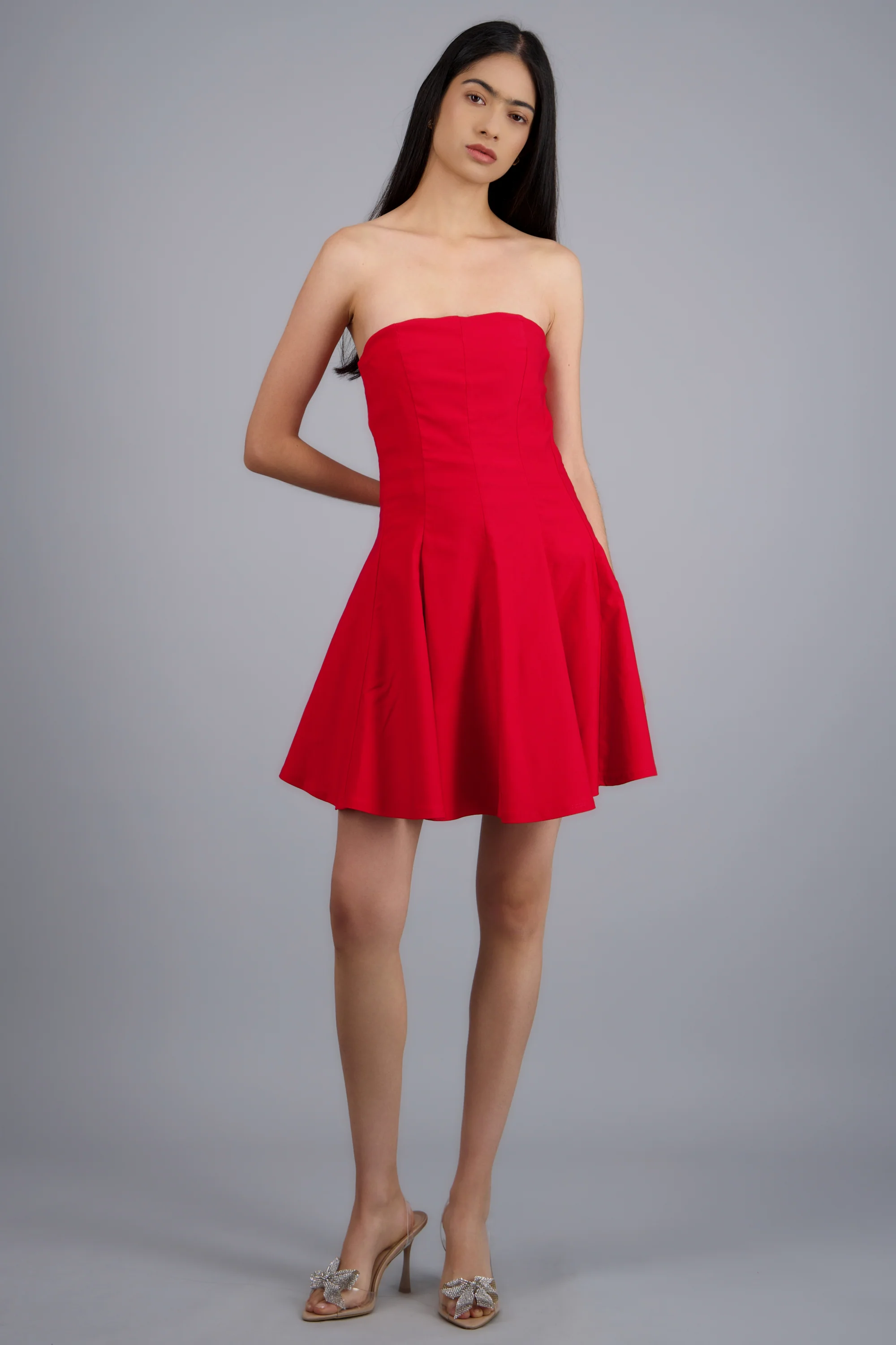 Vestido corto strapless con cortes