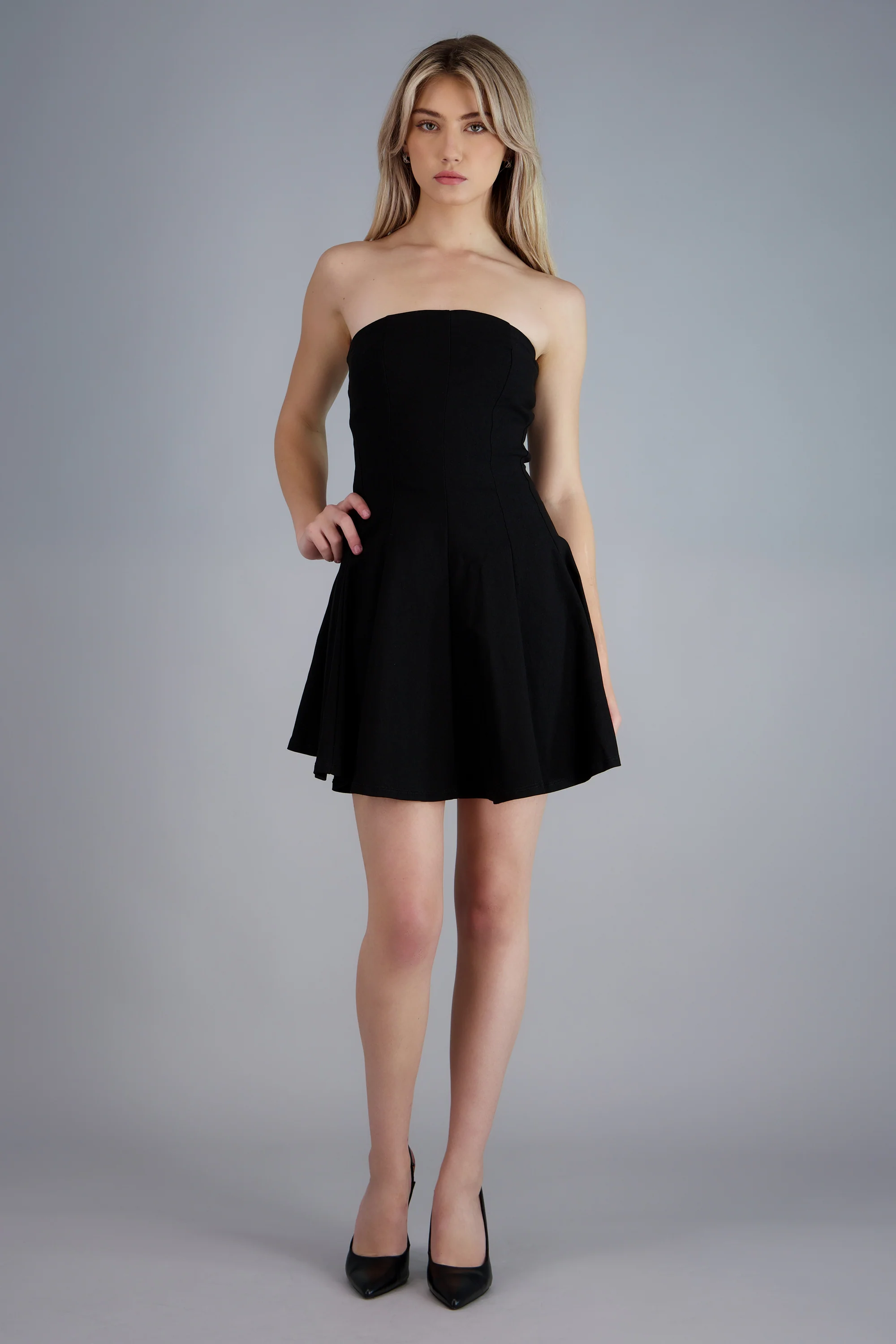 Vestido corto strapless con cortes