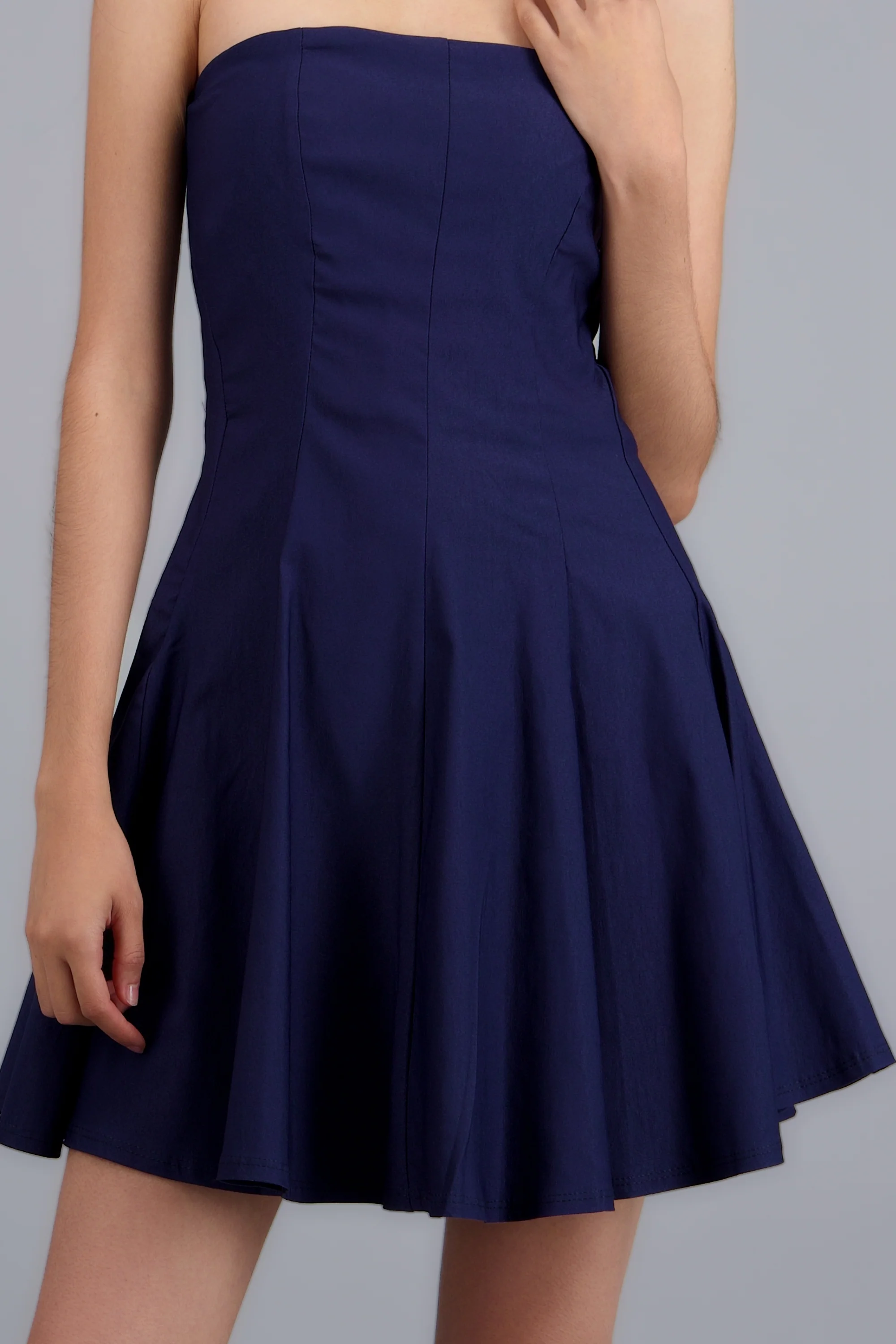 Vestido corto strapless con cortes - Image 5