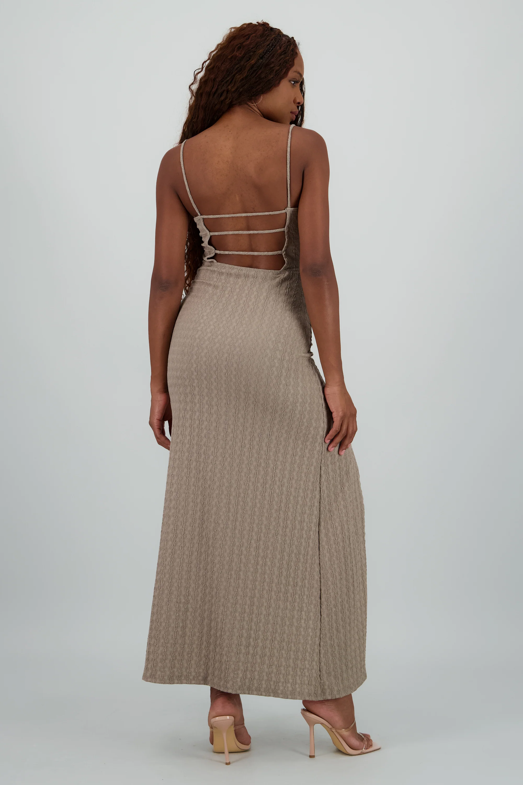 Vestido maxi de tirantes con abertura en espalda - Image 4