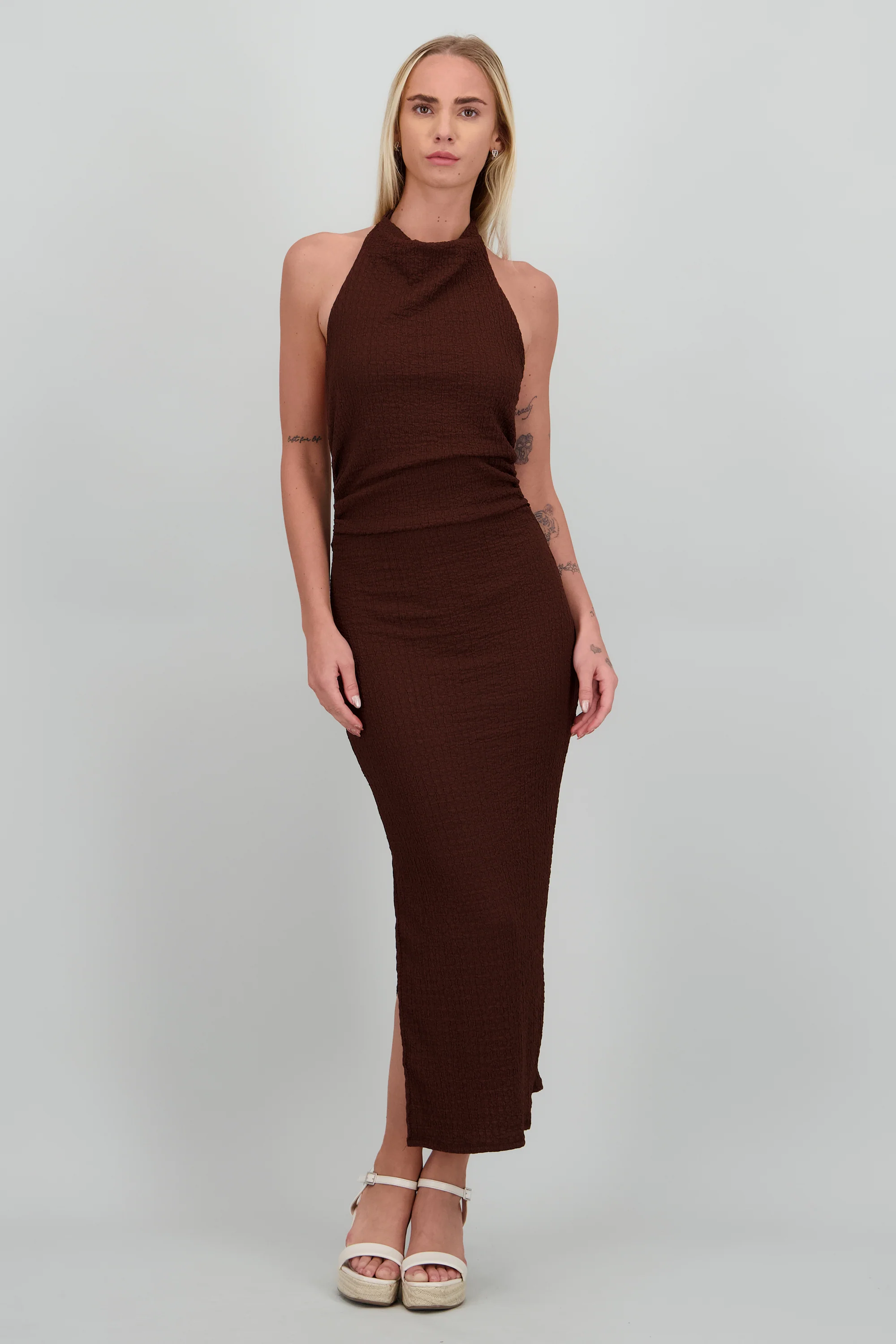 Vestido maxi halter con textura