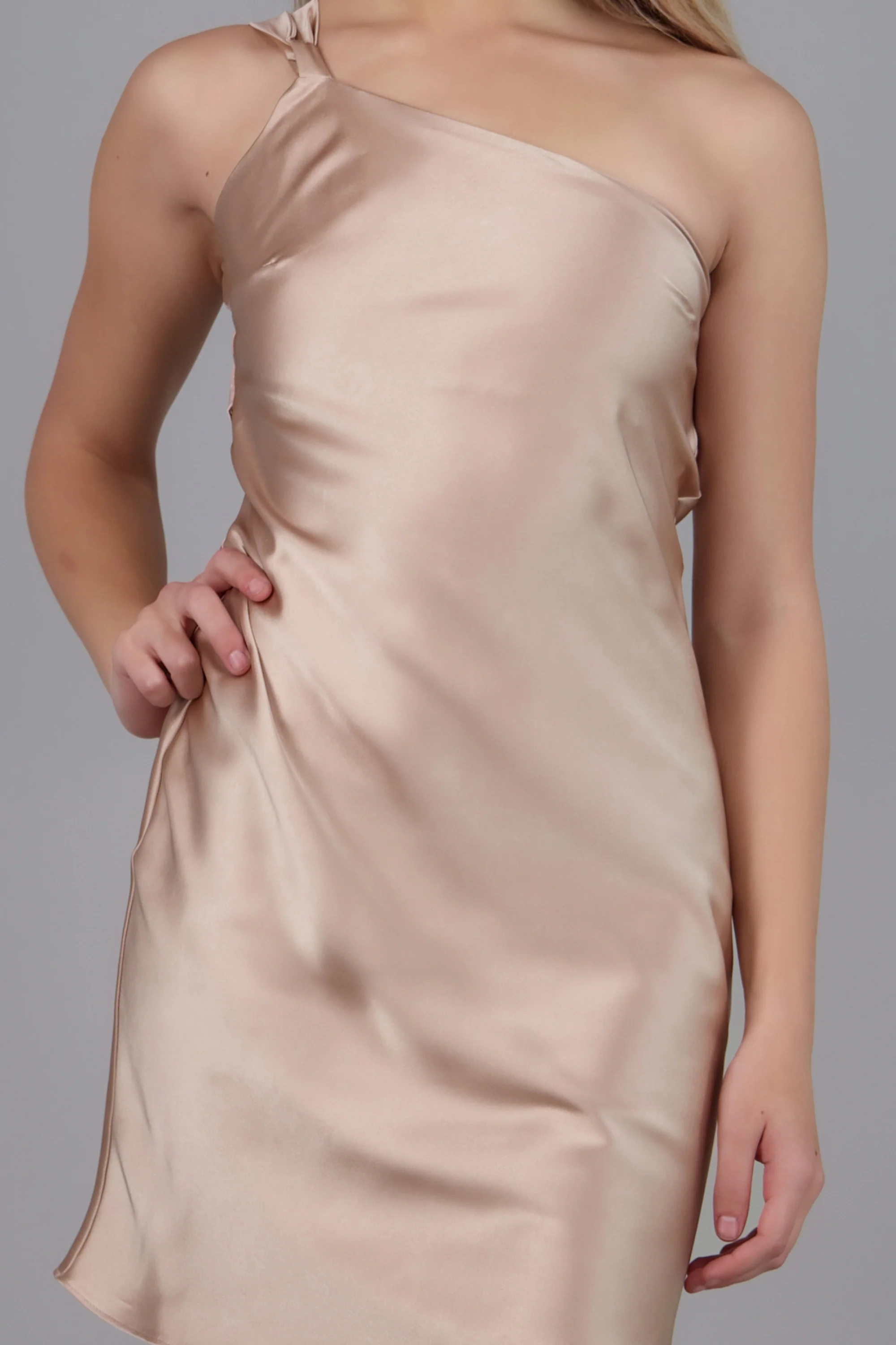 Vestido mini asimetrico espalda descubierta - Image 5