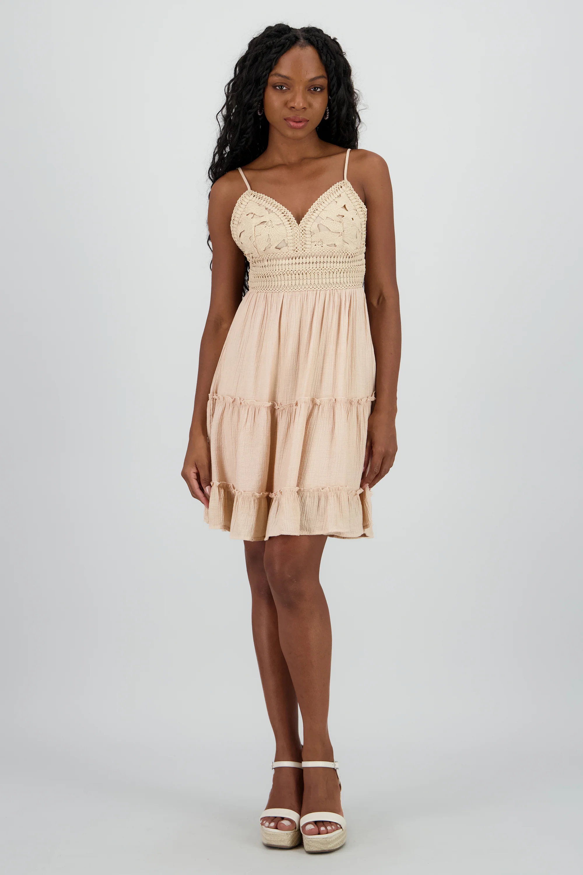 Vestido mini escote crochet