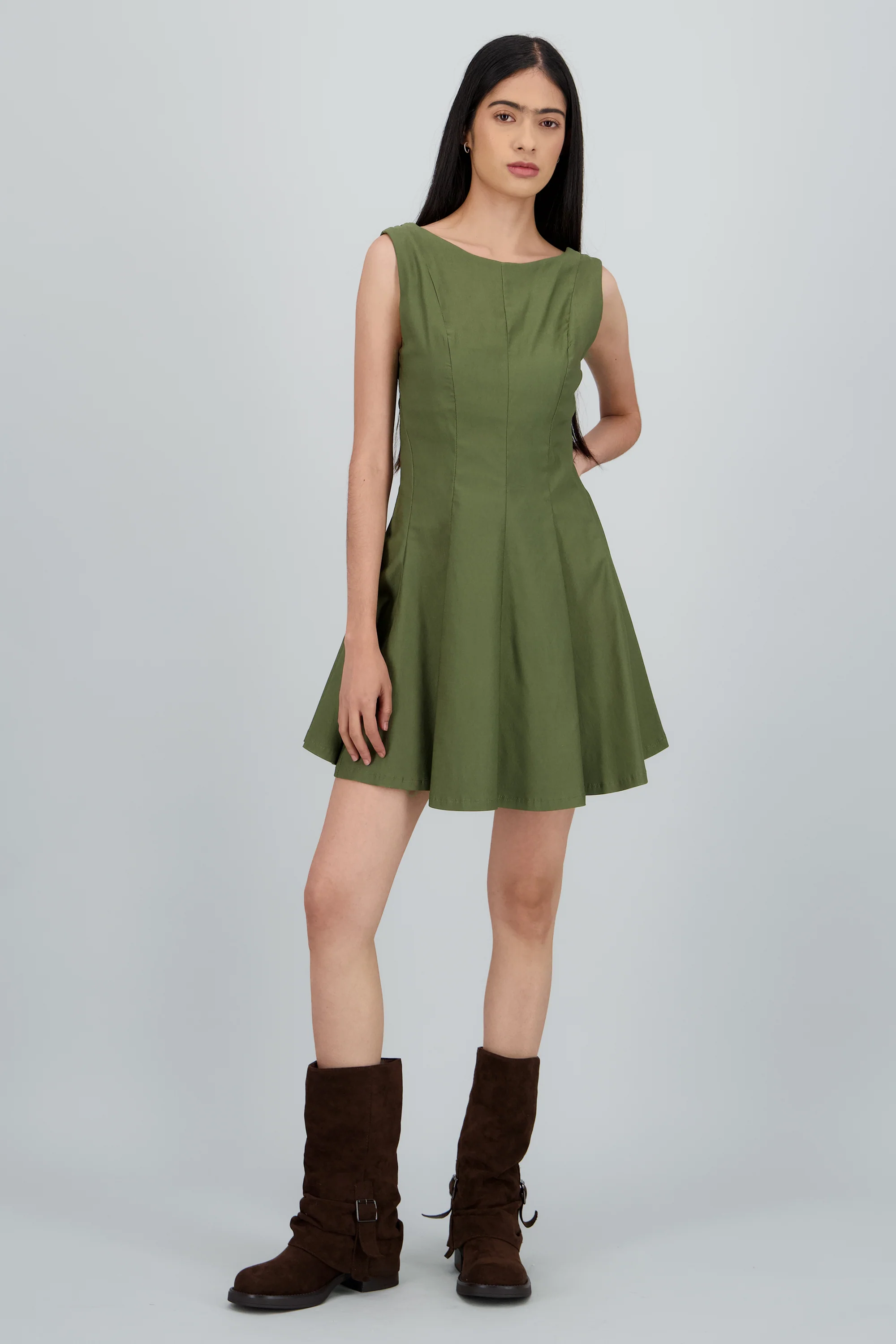 Vestido mini escote recto cortes