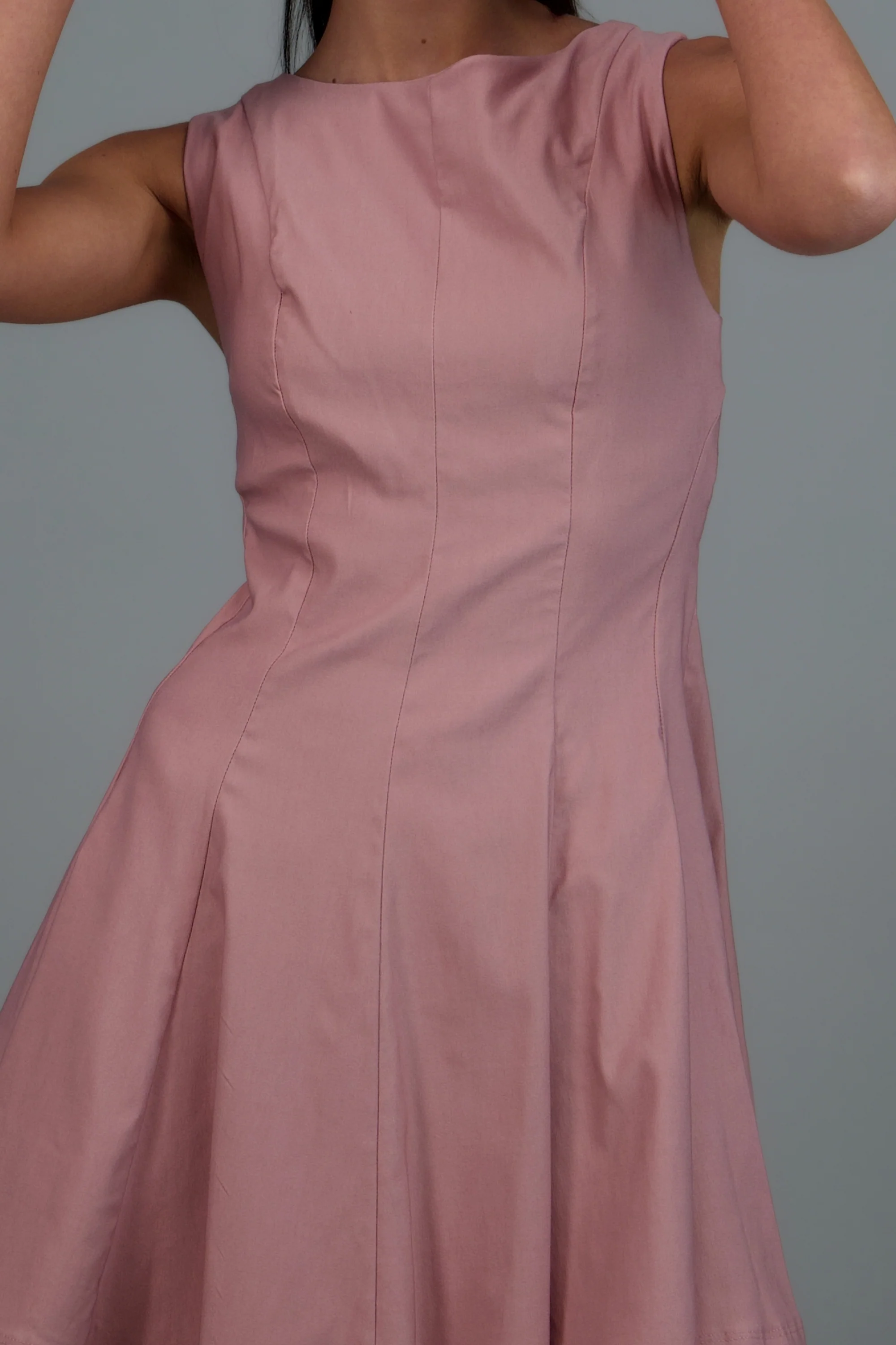 Vestido mini escote recto cortes - Image 5