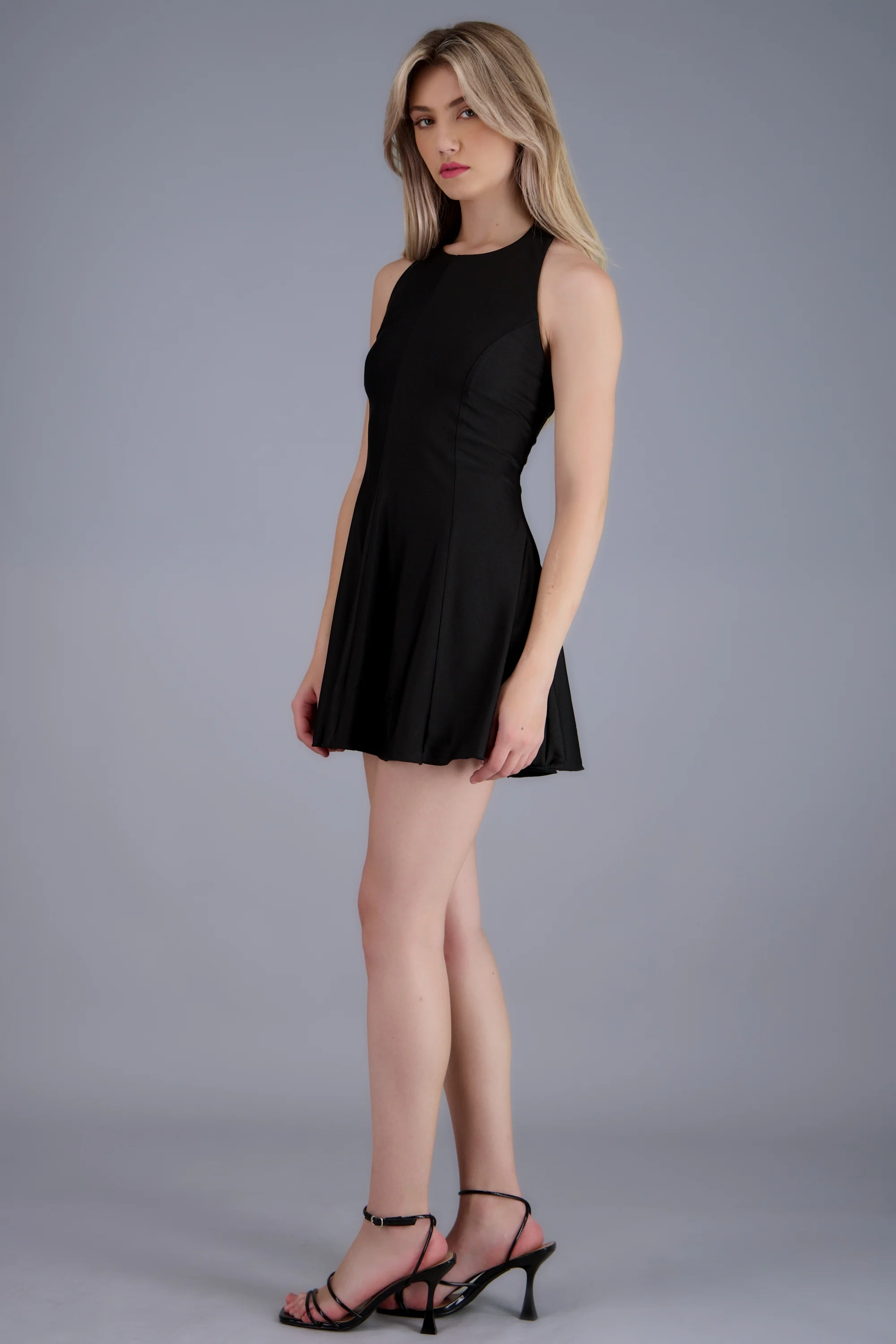 Vestido mini halter fluido - Image 3