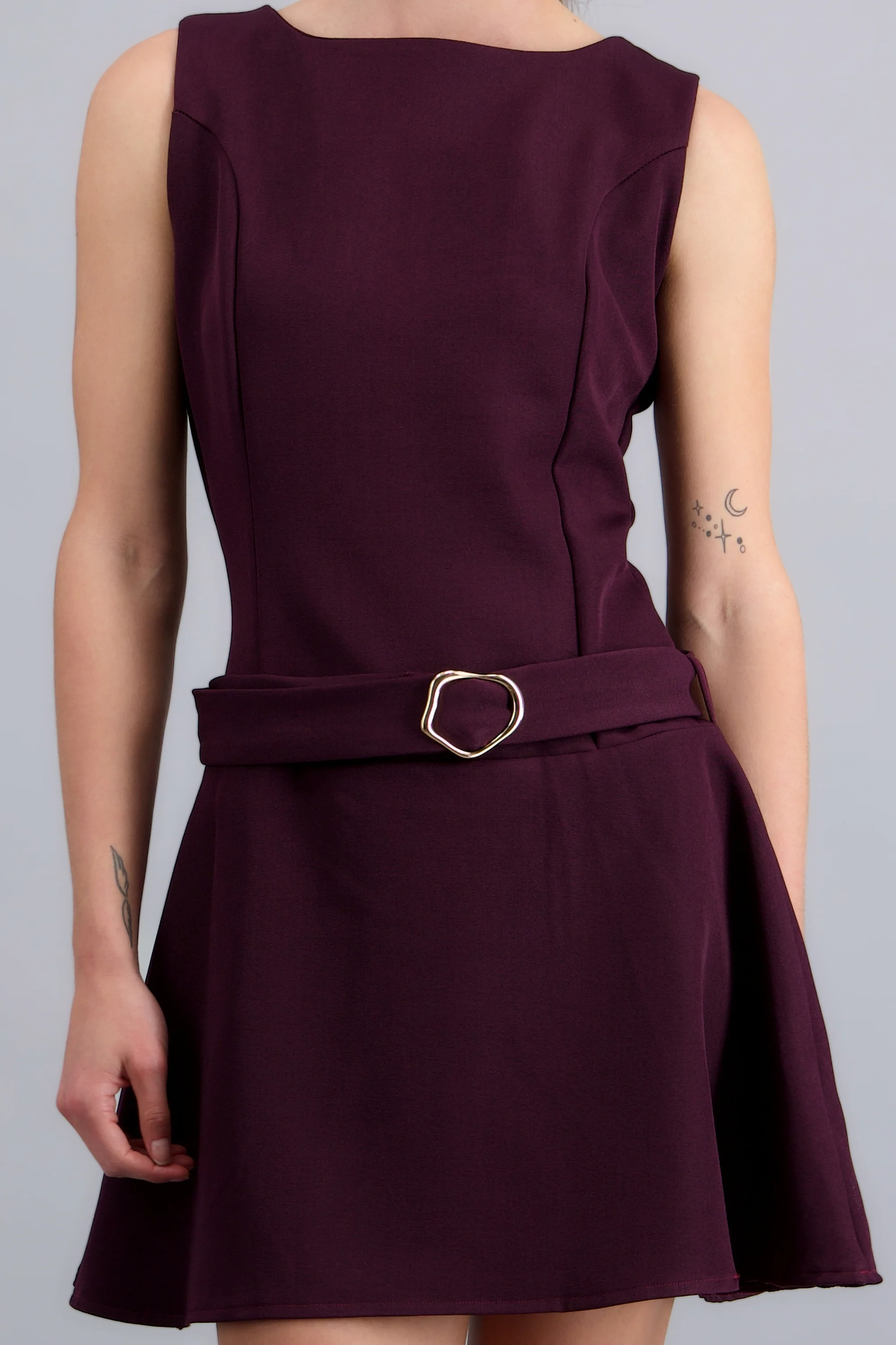 Vestido mini sin mangas con cinturon a tono - Image 5