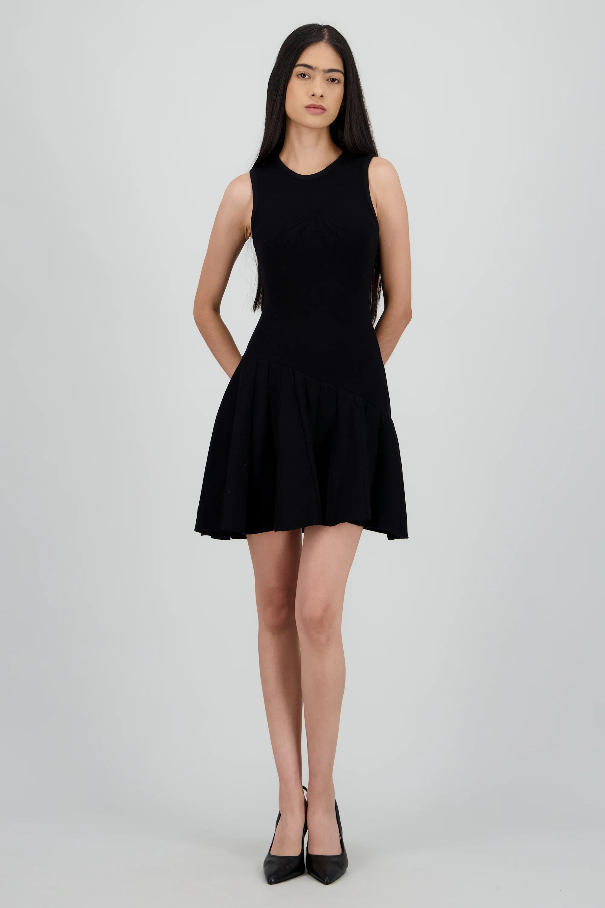 Vestido tejido sin manga tablas asimétrico